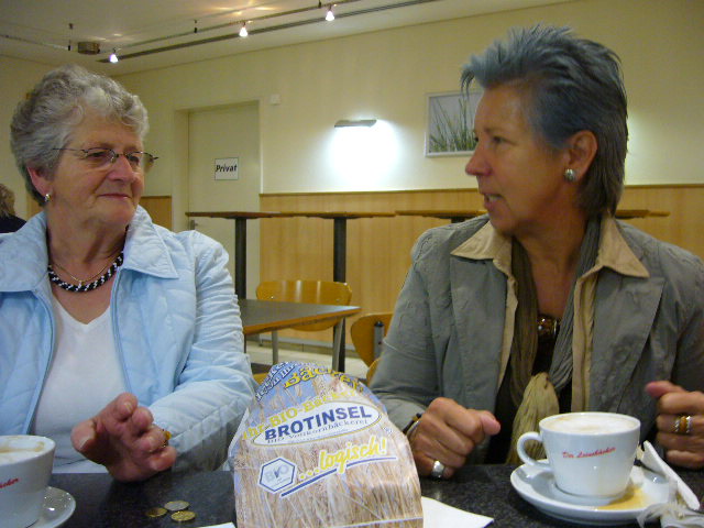 Anita und Ingrid trinken noch den letzten Kaffee, anschließend geht es weiter nach Hannover