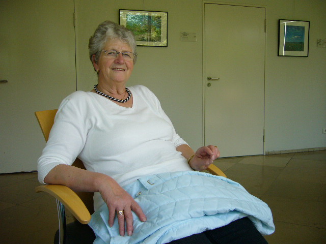 Anita sitzt ganz entspannt in der Wartehalle des NDR 1 Radio Niedersachsen
